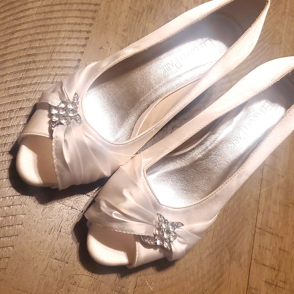 Brand new ( no tag or original box) Elegant Park white bridal wedge size 7.